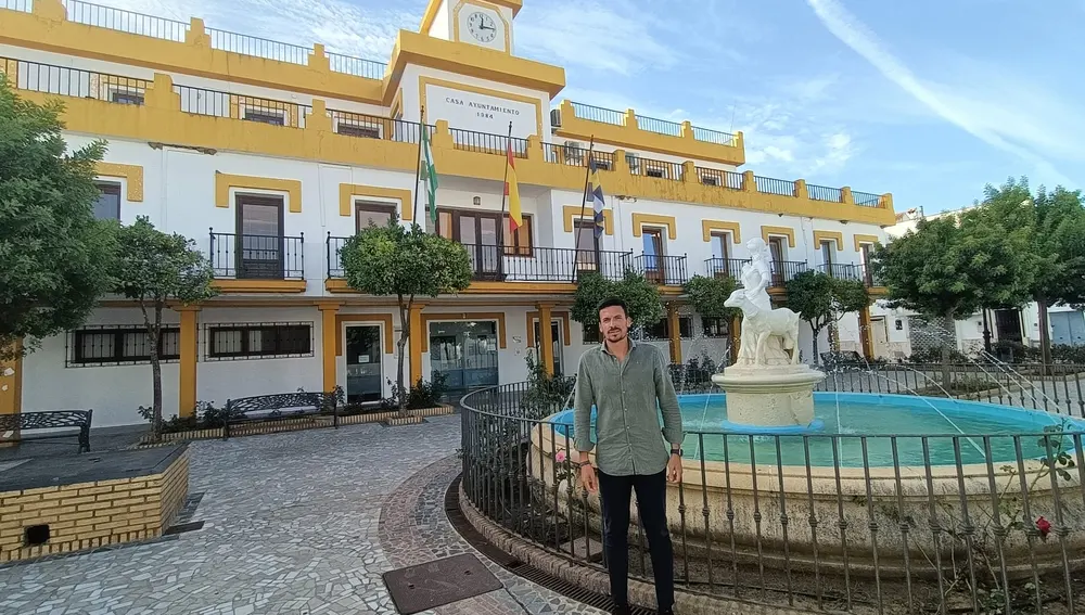 El alcalde de Aljaraque, Adrián Cano, frente al Ayuntamiento. El alcalde de Aljaraque, Adrián Cano, frente al Ayuntamiento.