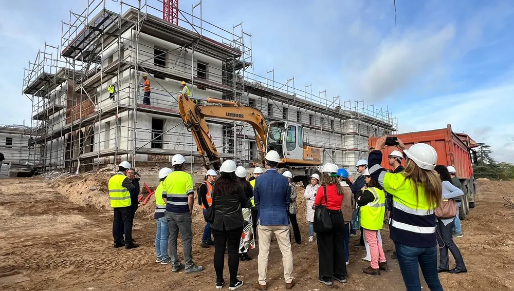 Visita en la parte posterior de la nueva residencia Visita en la parte posterior de la nueva residencia