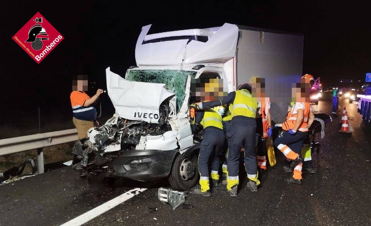 Bomberos de Elche y Crevillent asisten un accidente de dos camiones en la A7 Bomberos de Elche y Crevillent asisten un accidente de dos camiones en la A7
