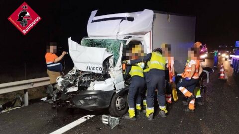 Bomberos de Elche y Crevillent asisten un accidente de dos camiones en la A7.