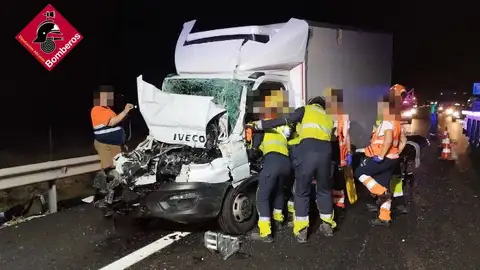 Bomberos de Elche y Crevillent asisten un accidente de dos camiones en la A7. Bomberos de Elche y Crevillent asisten un accidente de dos camiones en la A7.