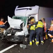Bomberos de Elche y Crevillent asisten un accidente de dos camiones en la A7.