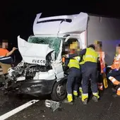 Bomberos de Elche y Crevillent asisten un accidente de dos camiones en la A7. Bomberos de Elche y Crevillent asisten un accidente de dos camiones en la A7.