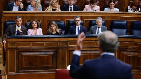  El presidente del Gobierno, Pedro S&aacute;nchez (i), escucha la intervenci&oacute;n del l&iacute;der del PP, Alberto N&uacute;&ntilde;ez Feij&oacute;o 
