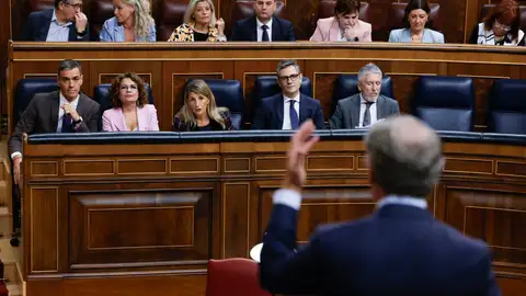 El presidente del Gobierno, Pedro Sánchez (i), escucha la intervención del líder del PP, Alberto Núñez Feijóo El presidente del Gobierno, Pedro Sánchez (i), escucha la intervención del líder del PP, Alberto Núñez Feijóo