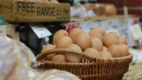 Una cesta con huevos Una cesta con huevos