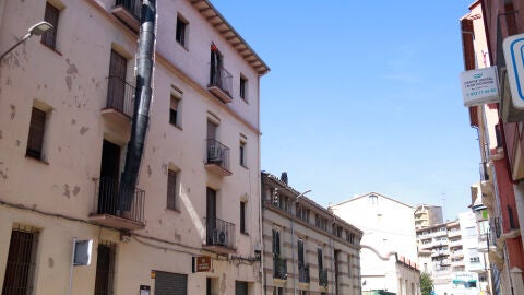 Fa&ccedil;ana d'un bloc de pisos que s'est&agrave; rehabilitant a Terrassa