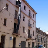Façana d'un bloc de pisos que s'està rehabilitant a Terrassa
