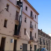 Façana d'un bloc de pisos que s'està rehabilitant a Terrassa Façana d'un bloc de pisos que s'està rehabilitant a Terrassa