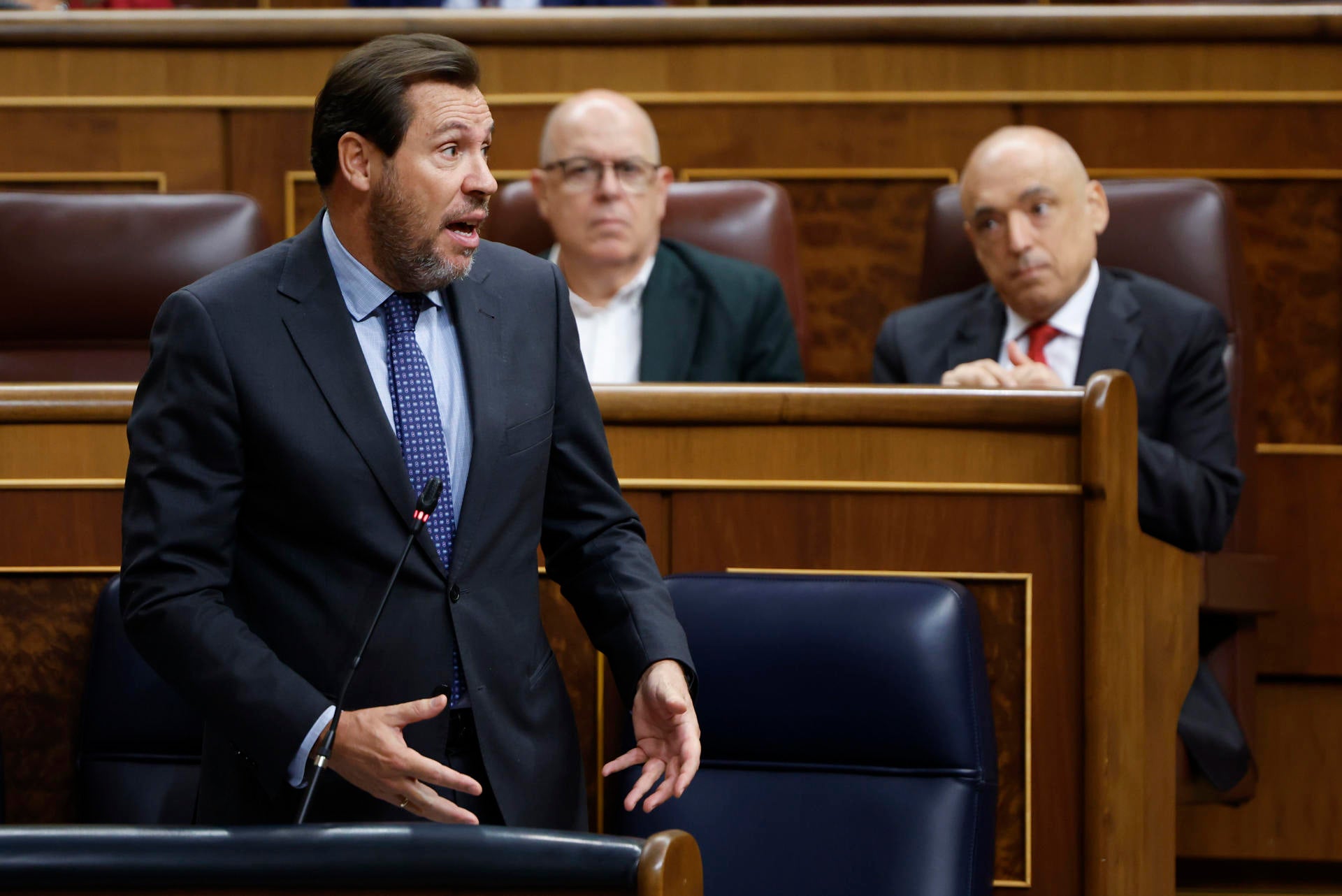 Tellado lleva escrita su pregunta a la sesión de control y Óscar Puente le señala: "No puede caminar y comer chicle al mismo tiempo" Tellado lleva escrita su pregunta a la sesión de control y Óscar Puente le señala: "No puede caminar y comer chicle al mismo tiempo"