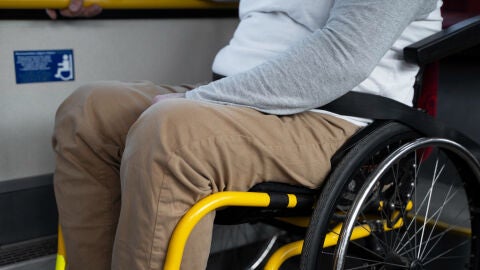 Una persona en silla de ruedas. 