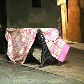 Una persona tapada amb una manta dormint a la Part Alta de Tarragona