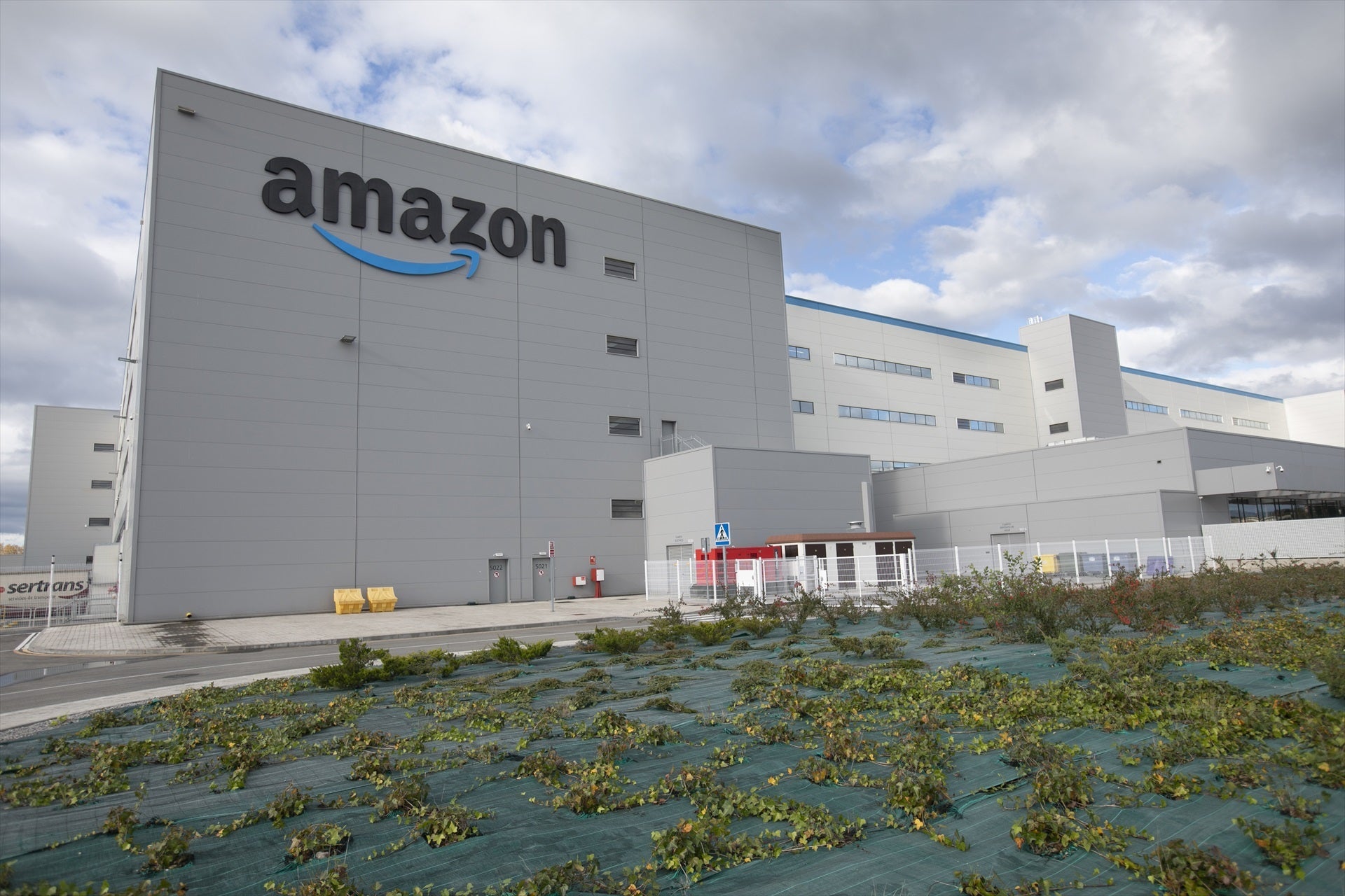 Amazon va a sustituir a miles de empleados por robots para trabajar en sus fábricas Amazon va a sustituir a miles de empleados por robots para trabajar en sus fábricas