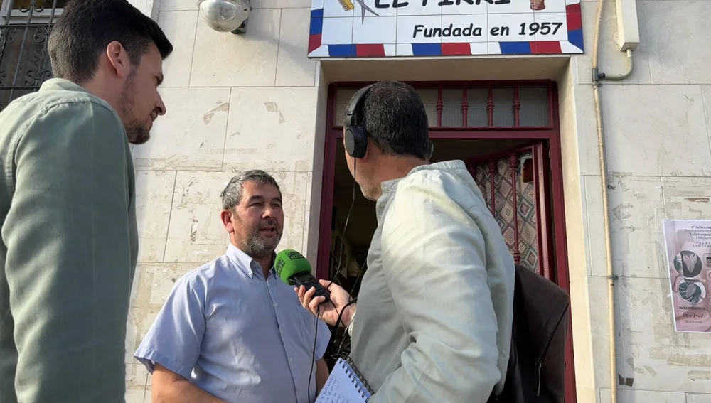 Frente a la conocida barbería 'El Pirri'. Frente a la conocida barbería 'El Pirri'.