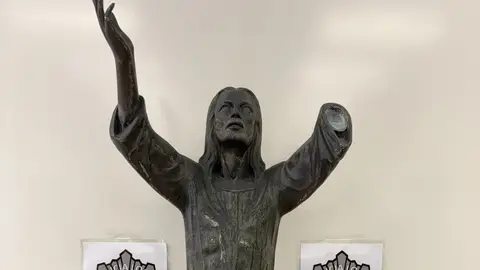 Identificado un varón transportando una talle de un Cristo sin justificar su procedencia .