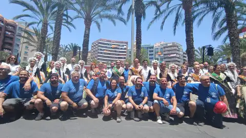 Los ganadores del año pasado junto a las representantes de fiestas de la Comunitat Los ganadores del año pasado junto a las representantes de fiestas de la Comunitat