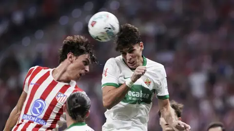 Fede Redondo, en una acción defensiva durante el Atlético de Madrid-Elche. Fede Redondo, en una acción defensiva durante el Atlético de Madrid-Elche.