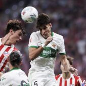 Fede Redondo, en una acción defensiva durante el Atlético de Madrid-Elche.