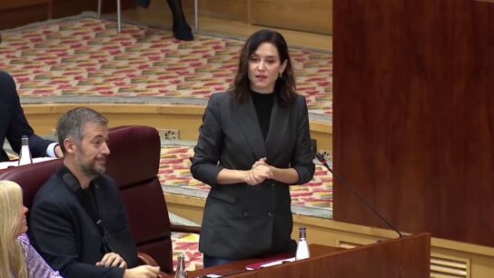 Ayuso propone dos nuevas placas: 'Aqu&iacute; escond&iacute;an al hermano de S&aacute;nchez' en Moncloa y 'Aceptamos pago en met&aacute;lico' en Ferraz