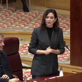 Ayuso propone dos nuevas placas: 'Aquí escondían al hermano de Sánchez' en Moncloa y 'Aceptamos pago en metálico' en Ferraz Ayuso propone dos nuevas placas: 'Aquí escondían al hermano de Sánchez' en Moncloa y 'Aceptamos pago en metálico' en Ferraz