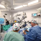 Equipo sanitario durante una operación Equipo sanitario durante una operación