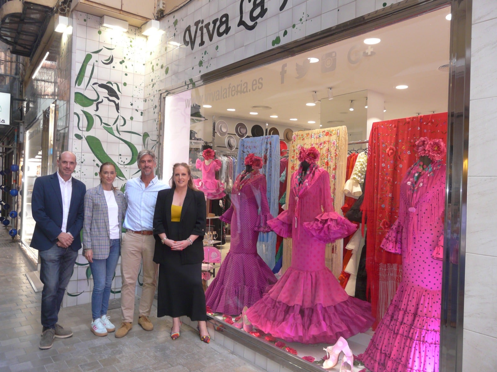 Los comercios del centro de Málaga se iluminan de rosa en apoyo al cáncer de mama Los comercios del centro de Málaga se iluminan de rosa en apoyo al cáncer de mama