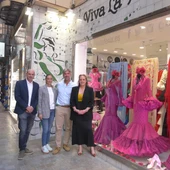 Los comercios del centro de Málaga se iluminan de rosa en apoyo al cáncer de mama Los comercios del centro de Málaga se iluminan de rosa en apoyo al cáncer de mama