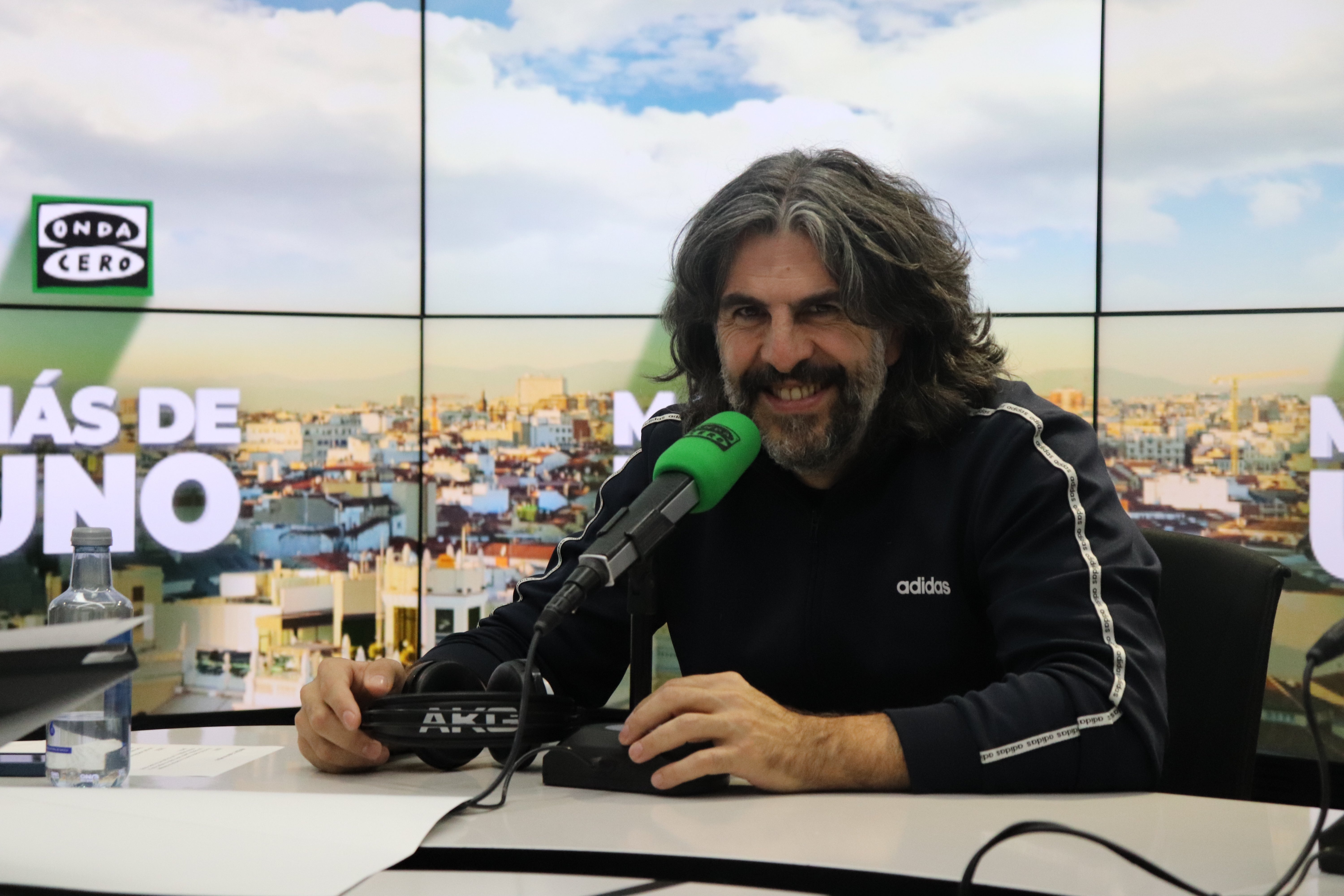 JJ Vaquero presenta su nueva película 'Sujétame el cubata', una historia real sobre un bar de monólogos que él mismo regentó JJ Vaquero presenta su nueva película 'Sujétame el cubata', una historia real sobre un bar de monólogos que él mismo regentó