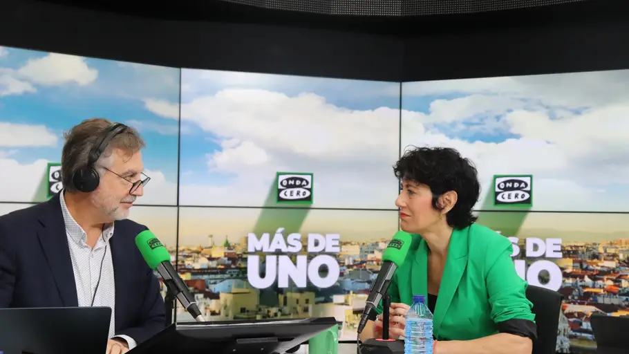 Elma Saiz, ministra de Seguridad Social, con Carlos Alsina Elma Saiz, ministra de Seguridad Social, con Carlos Alsina