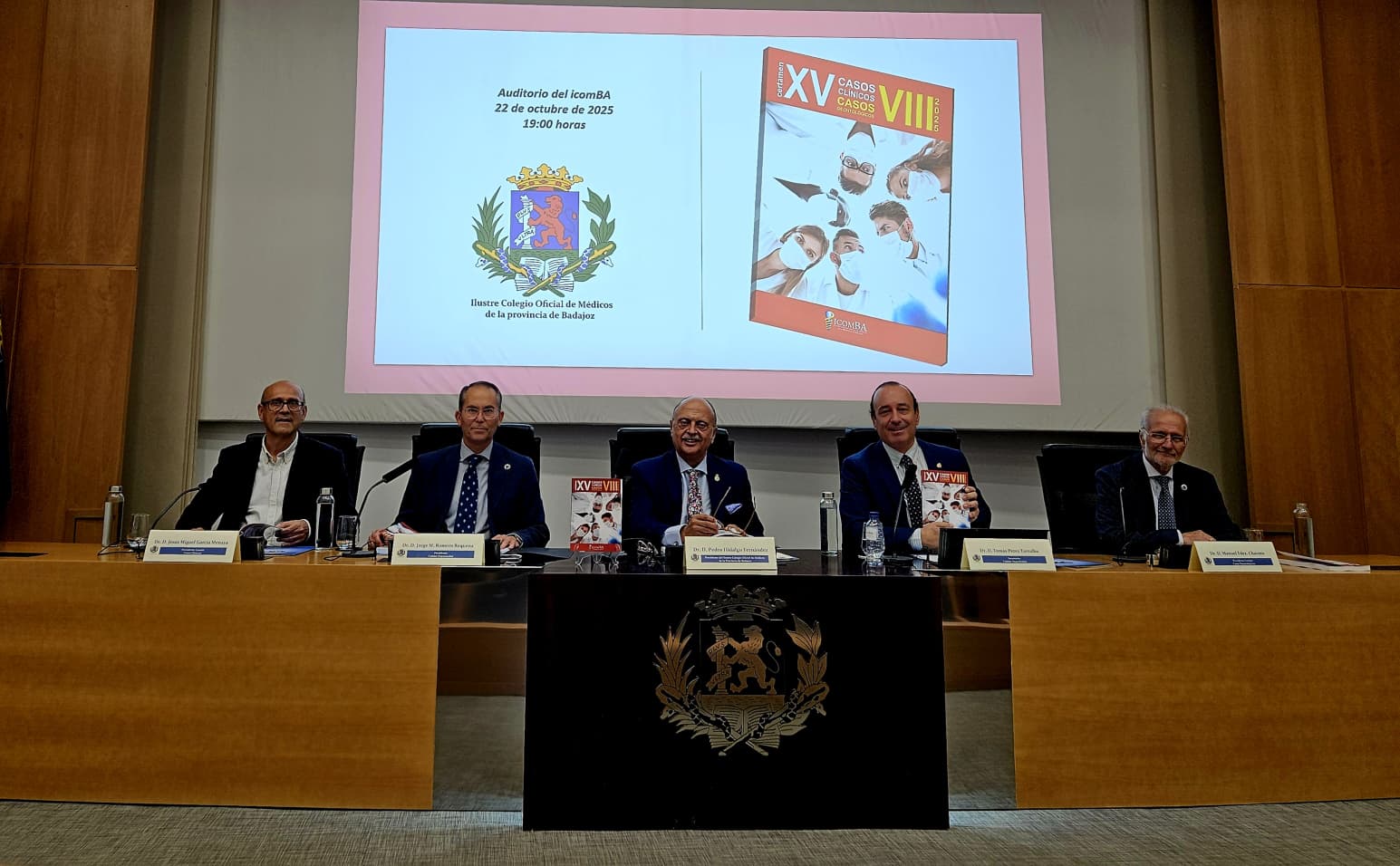 El Colegio de Médicos de Badajoz presenta el libro de los XV Casos Clínicos para MIR y VIII Casos Deontológicos El Colegio de Médicos de Badajoz presenta el libro de los XV Casos Clínicos para MIR y VIII Casos Deontológicos