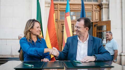 Carrasco firma el contrato de las obras del Mercado Central y da el pistoletazo de salida al gran proyecto de la legislatura