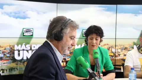 Elma Saiz durante la entrevista con Carlos Alsina Elma Saiz durante la entrevista con Carlos Alsina