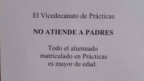 Cartel a la puerta de un profesor de la Universidad de Granada Cartel a la puerta de un profesor de la Universidad de Granada