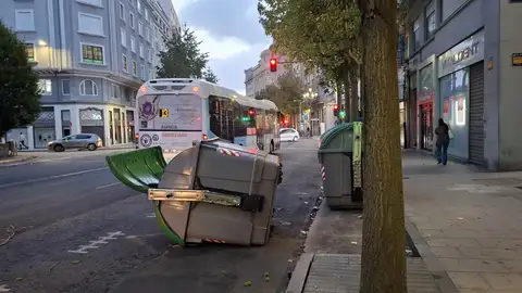 Un contenedor volcado en Santander debido al temporal de viento que azota Cantabria Temporal viento Santander Cantabria Contenedor volcado Santander