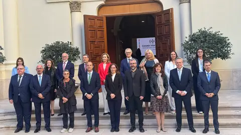 Foto de familia de la ministra y los consejeros que han acudido presencialmente antes del plantón Foto de familia de la ministra y los consejeros que han acudido presencialmente antes del plantón