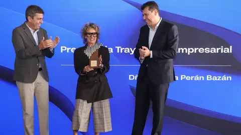 Rosana Perán tras recibir el Premio a la Trayectoria Empresarial de UEPAL. Rosana Perán tras recibir el Premio a la Trayectoria Empresarial de UEPAL.