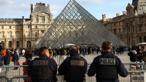 La investigación de la Policía que ha llevado hasta los detenidos del Louvre: un casco, un montacargas robado y 150 muestras de ADN La investigación de la Policía que ha llevado hasta los detenidos del Louvre: un casco, un montacargas robado y 150 muestras de ADN