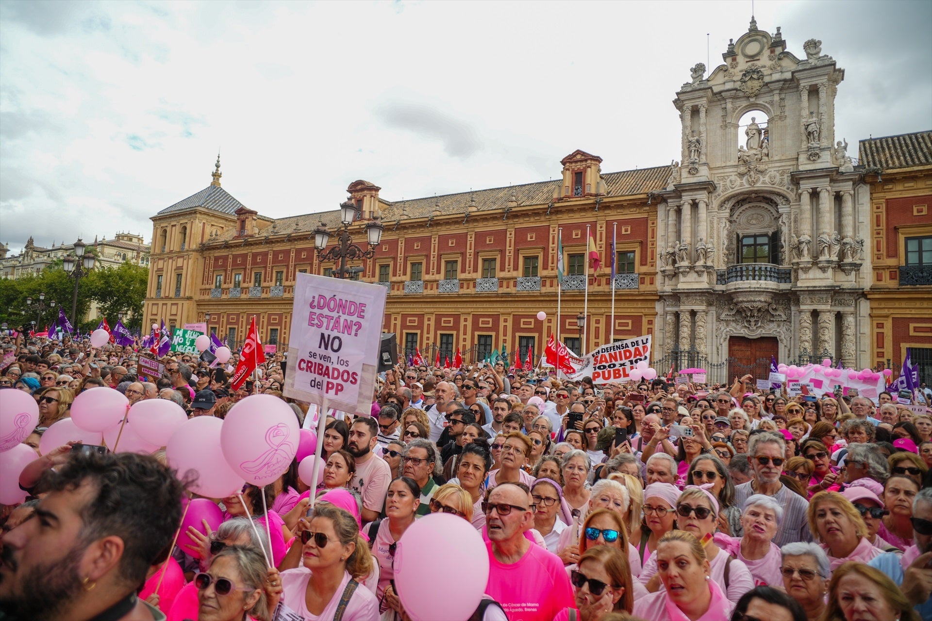 Multitudinaria manifestación en Sevilla por los fallos en el cribado de cáncer de mama: "La supervivencia política no puede estar por encima de la humana" Multitudinaria manifestación en Sevilla por los fallos en el cribado de cáncer de mama: "La supervivencia política no puede estar por encima de la humana"