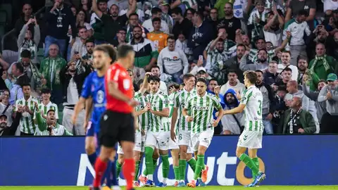 Los jugadores del Betis celebran en gol en propia puerta de Giménez en la temporada 24-25. Los jugadores del Betis celebran en gol en propia puerta de Giménez en la temporada 24-25.