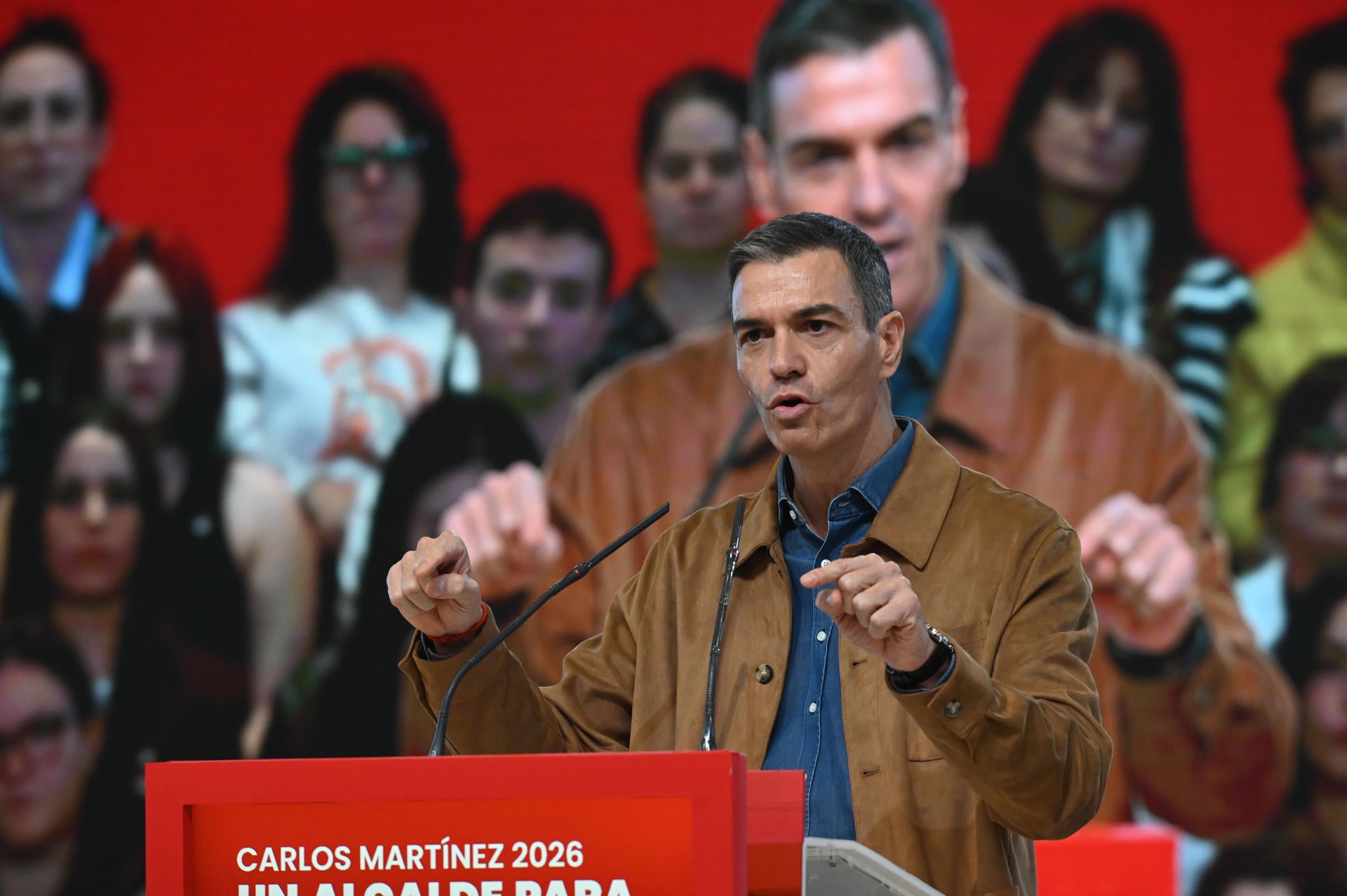 Pedro Sánchez en un acto del PSOE en León para apoyar al candidato Carlos Martínez Pedro Sánchez en un acto del PSOE en León para apoyar al candidato Carlos Martínez