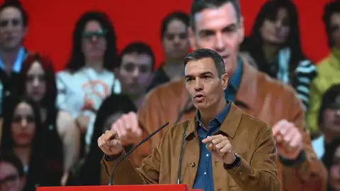 Pedro Sánchez en un acto del PSOE en León para apoyar al candidato Carlos Martínez Pedro Sánchez en un acto del PSOE en León para apoyar al candidato Carlos Martínez