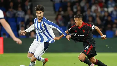 El delantero chileno del Sevilla Alexis Sánchez (d) presiona al centrocampista portugués de la Real Sociedad Gonçalo Guedes durante el partido de LaLiga de fútbol que Real Sociedad y Sevilla FC disputaron en el Reale Arena, en San Sebastián El delantero chileno del Sevilla Alexis Sánchez (d) presiona al centrocampista portugués de la Real Sociedad Gonçalo Guedes durante el partido de LaLiga de fútbol que Real Sociedad y Sevilla FC disputaron en el Reale Arena, en San Sebastián