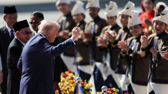 Donald Trump baila con la comitiva de bienvenida a su llega a Malasia