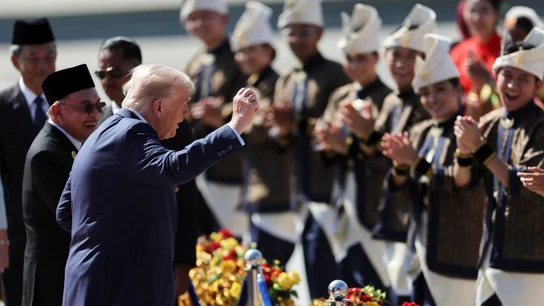 Donald Trump baila con la comitiva de bienvenida a su llega a Malasia Donald Trump baila con la comitiva de bienvenida a su llega a Malasia