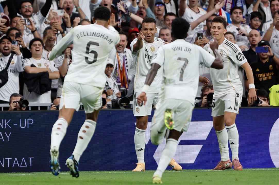 El Real Madrid se impone al Barça en un polémico Clásico El Real Madrid se impone al Barça en un polémico Clásico