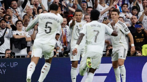 El delantero del Real Madrid Kylian Mbapp&eacute; celebra su gol contra el Barcelona, durante el partido de la d&eacute;cima jornada de LaLiga EA Sports, que Real Madrid y FC Barcelona disputan este domingo en el estadio Santiago Bernab&eacute;u. 