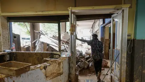 Labores de limpieza en Alfalfar, Valencia, unos días después de la dana. Labores de limpieza en Alfalfar, Valencia, unos días después de la dana