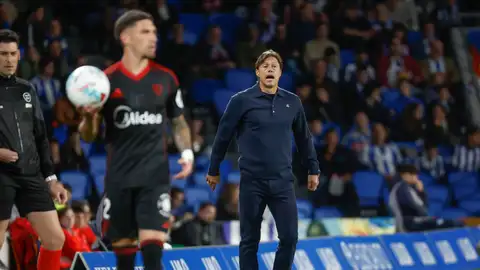 El entrenador del Sevilla, Matías Almeyda (d), durante el partido de LaLiga de fútbol que Real Sociedad y Sevilla FC disputaron en el Reale Arena, en San Sebastián El entrenador del Sevilla, Matías Almeyda (d), durante el partido de LaLiga de fútbol que Real Sociedad y Sevilla FC disputaron en el Reale Arena, en San Sebastián