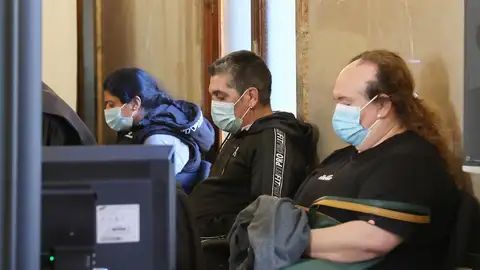 Los acusados de asesinato de un bebé al arrojarlo a un contenedor de Porto Cristo, en Mallorca. Los acusados de asesinato de un bebé al arrojarlo a un contenedor de Porto Cristo, en Mallorca. .