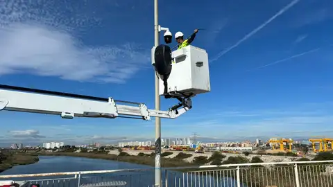 Un operario coloca una de las cámaras cámaras